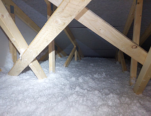 Zateplení novostavby dřevostavby typu bungalov pomocí foukané izolace